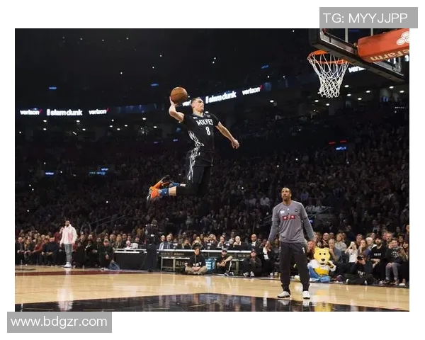 布莱恩特扣篮瞬间回顾：传奇球星如何在空中展现无与伦比的技艺与魅力